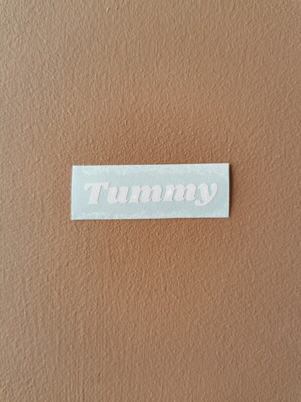 Tummy hvit label
